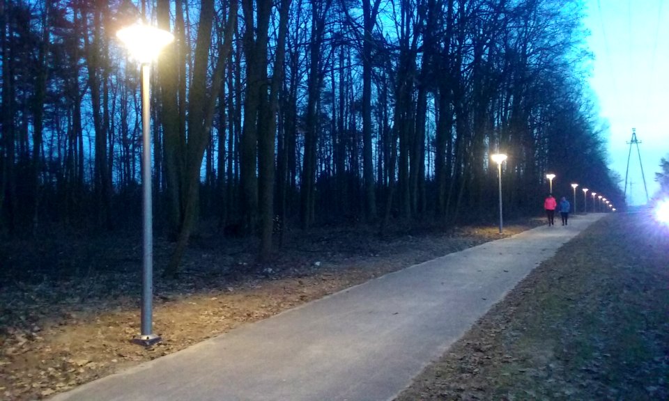 Oświetlona ścieżka pieszo-rowerowa do perełki turystycznej Grot Nagórzyckich w 60-tysięcznym Tomaszowie Mazowieckim