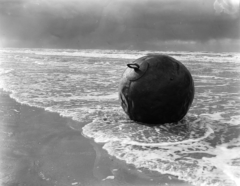 Najaarsstorm aan de kust, losgeslagen boei, Bestanddeelnr 907-3916