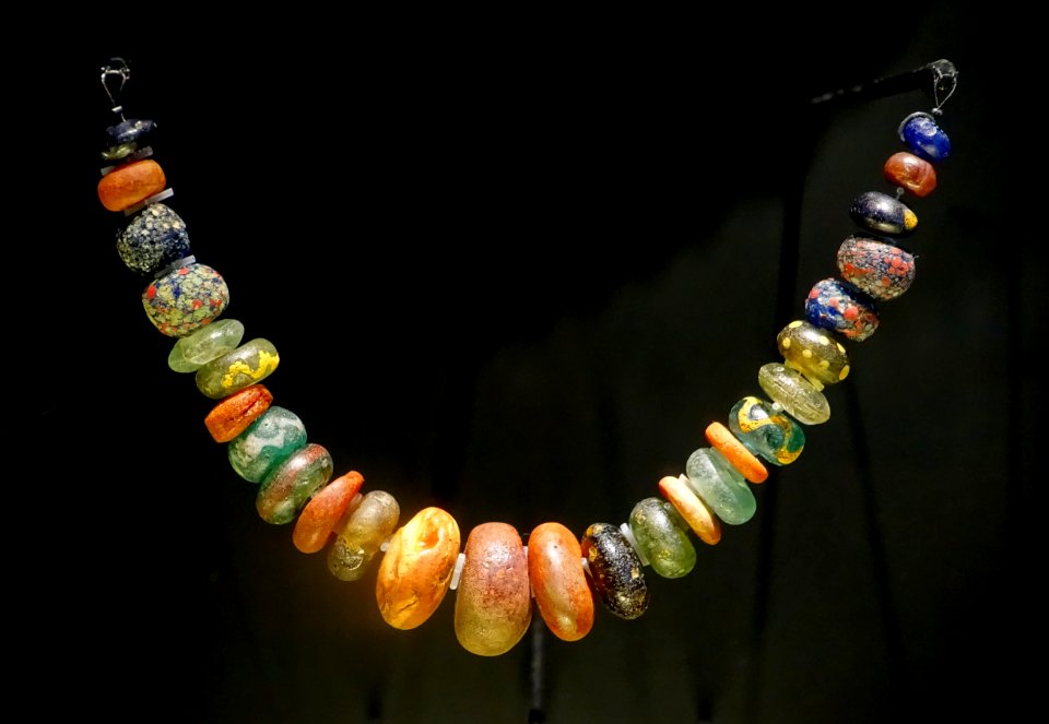 Necklace from a woman's grave, Kirchheim am Neckar, Kreis Ludwigsburg, c. 480, glass - Landesmuseum Württemberg - Stuttgart, Germany - DSC02922