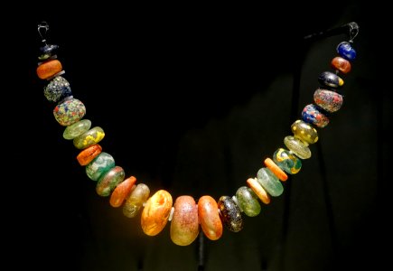 Necklace from a woman's grave, Kirchheim am Neckar, Kreis Ludwigsburg, c. 480, glass - Landesmuseum Württemberg - Stuttgart, Germany - DSC02922
