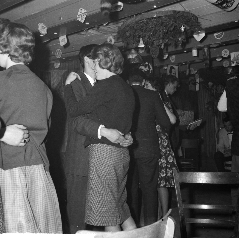 Nozems en modernisten vieren op hun manier Kerstmis in de Montevideo, Bestanddeelnr 911-9098