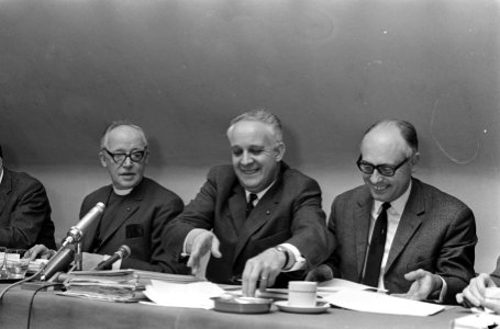Najaars-verbondsraadsvergadering NKV te Utrecht, bestuurstafel, v.l.n.r. rector , Bestanddeelnr 919-8948