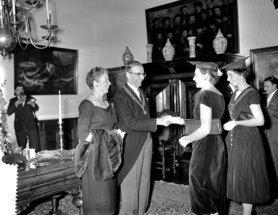 Nieuwjaarsreceptie van burgemeester Van Hall in het Stedelijk Museum , vrouwelij, Bestanddeelnr 910-0724