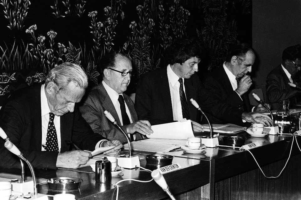O.a. v.d. Grinten , Kok (FNV), v. Veen (VNO) en de Pous (voorzitter SER), Bestanddeelnr 930-3380