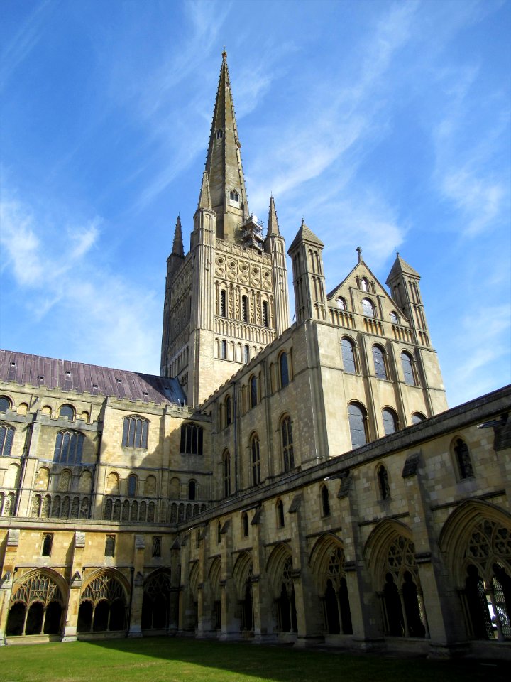 Norwich cathedral, spire and south transept 01