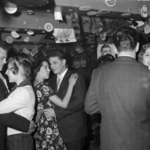 Nozems en modernisten vieren op hun manier Kerstmis in de Montevideo, Bestanddeelnr 911-9097