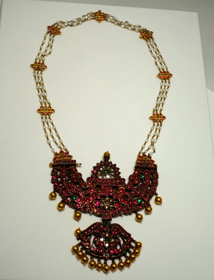 Necklace, Thanjavur, Tamil Nadu, India, 1800s AD, gold, pearl, diamonds, rubies, emeralds - Dallas Museum of Art - DSC04959