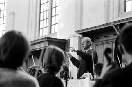 Nederlands Studenten Orkest aan het repeteren in het Ruine Kerkje te Bergen, ove, Bestanddeelnr 914-6842