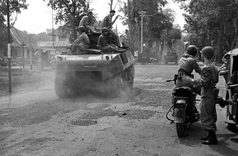 Nederlandse kolonne vertrekt Sherman tank, Bestanddeelnr 841