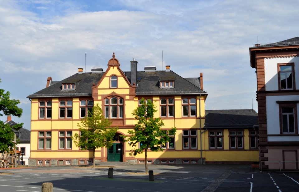 Oberursel, Schule Mitte vom Schulhof aus
