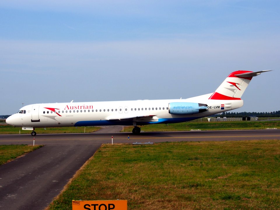 OE-LVM Austrian Airlines Fokker F100 - cn 11361, taxiing 22july2013 pic-004