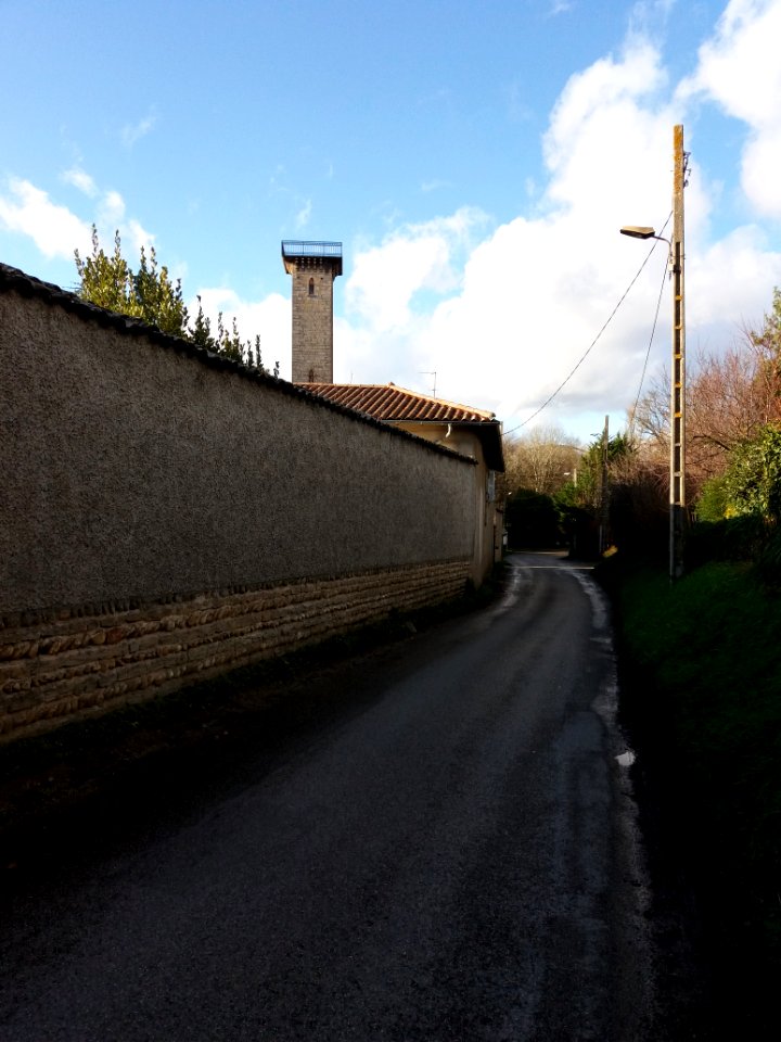 Neyron - Chemin de Sermenaz, vers le nord, tour de Sermenaz de loin