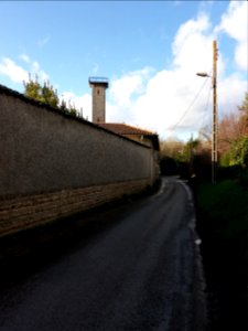 Neyron - Chemin de Sermenaz, vers le nord, tour de Sermenaz de loin