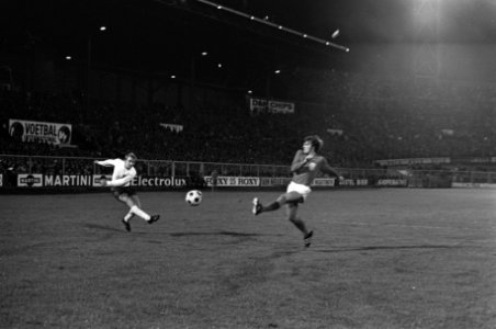 Nederland tegen Engeland 0-1. Ruud Krol verdedigt, Bestanddeelnr 922-9430