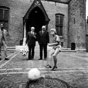 Negenhonderd-duizendste lid KNVB in Den Haag voorgesteld Johan Weijenberg schiet, Bestanddeelnr 926-6387