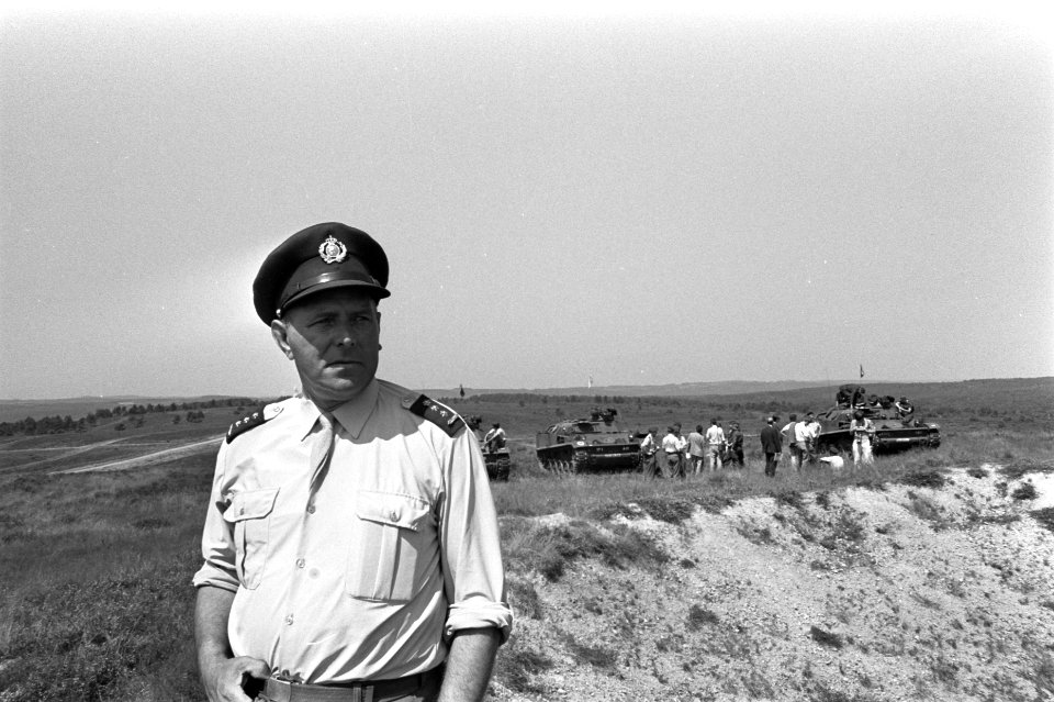 Nederlandse leger oefent in La Courtine, Frankrijk Kolonel W. Brouwer , opperbe, Bestanddeelnr 923-7313