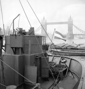 Nederlandse kustvaarder in de Thames voor de Tower Bridge, Bestanddeelnr 935-2810