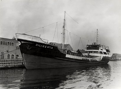 Ned.Raffinaderij van petroleumproducten. De coaster Diligentia afgemeerd voor de reffinaderij aan het Noorder Buiten Spaarne voor het innemen van lading. Aangekocht van fotograaf C. de Boer., NL-HlmNHA 54005561