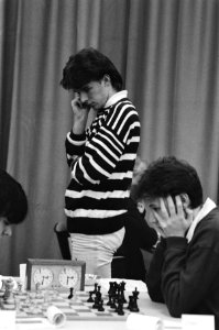 Nederlands jeugdkampioen M. Piket (staand) kijkt bij broer Jeroen, Bestanddeelnr 933-5537