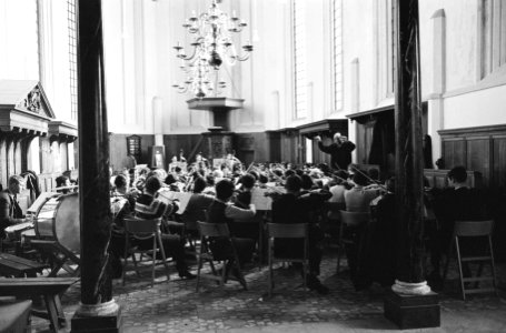 Nederlands Studenten Orkest aan het repeteren in het Ruine Kerkje te Bergen, ove, Bestanddeelnr 914-6841