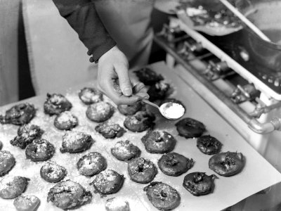 Nell Langlais heeft appelbeignets gebakken, Bestanddeelnr 189-1089