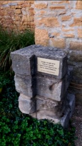 Neuville-sur-Saône - Vestige d'un pilier de la porte de la Saulsaie