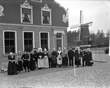 Nederlandse klederdrachten om Hare Koninklijke Hoogheid Prinses Wilhelmina, Bestanddeelnr 903-2769