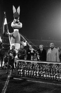 Nederland tegen Oostenrijk 1-1 Cruijff met het konijn en elftal, Bestanddeelnr 927-0869