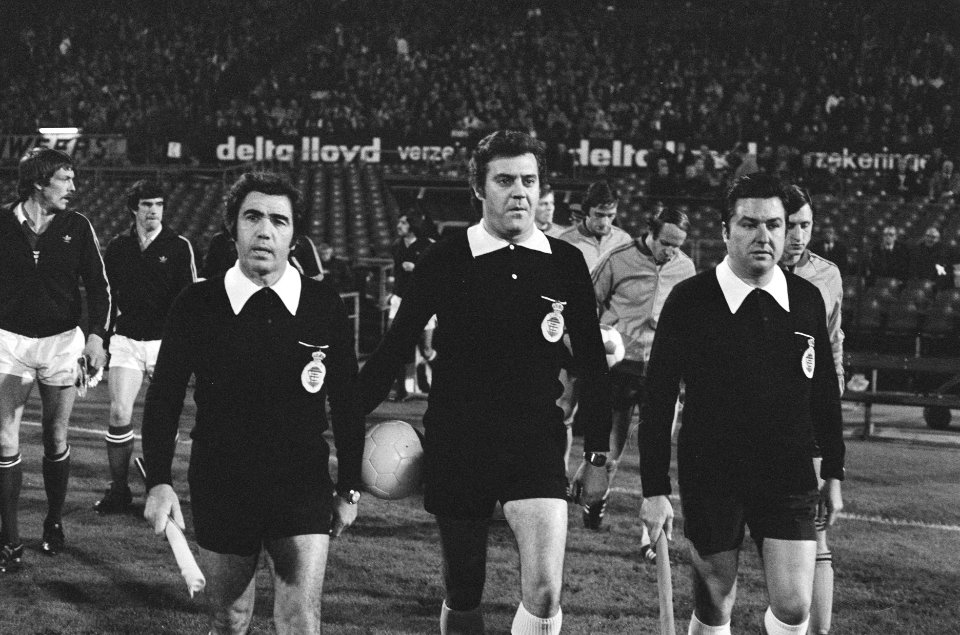 Nederland tegen Noord Ierland scheidsrechter Franco Martinez en grensrechters, Bestanddeelnr 928-8289