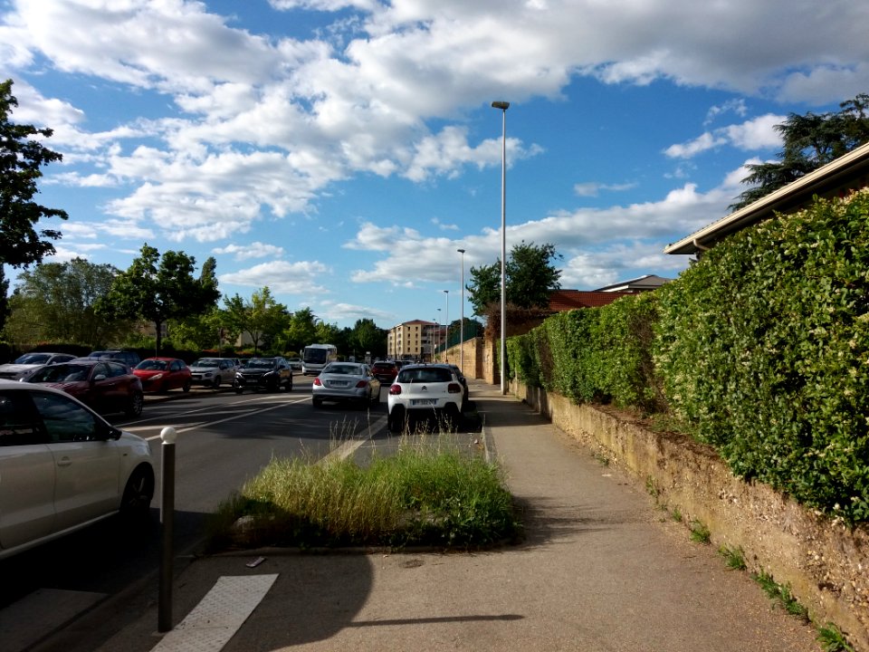 Neuville-sur-Saône - Route de Lyon, arrivant chemin du Foulon