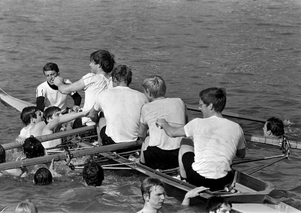 Nereus wint Varsity supporters Nereus bij de boot na de finish, Bestanddeelnr 922-3439