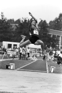 Nederlandse kampioenschappen atletiek in Amsterdam Edine van Heezik in aktie ti, Bestanddeelnr 932-2690