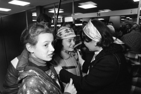 Negentig Poolse (wees)kinderen op Schiphol aangekomen voor een maand vakantie bi, Bestanddeelnr 931-9632