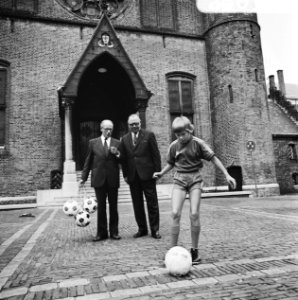 Negenhonderd-duizendste lid KNVB in Den Haag voorgestel Johan Weijenberg schiet , Bestanddeelnr 926-6388