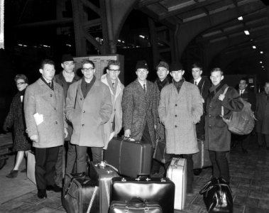 Nederlandse schaatskernploeg vanaf Centraal Station naar Hamar vertrokken, de pl, Bestanddeelnr 917-3083