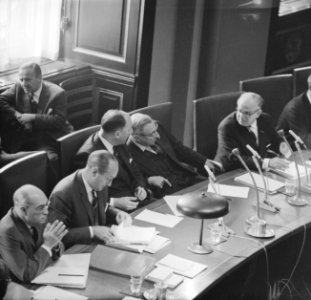 Nieuw-Guinea akkoord in Tweede Kamer , vlnr Toxopeus Luns en De Quay, Bestanddeelnr 914-3026