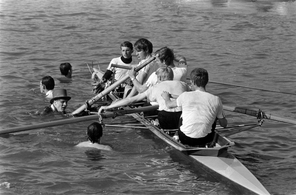Nereus wint Varsity supporters Nereus bij de boot na de finish, Bestanddeelnr 922-3436