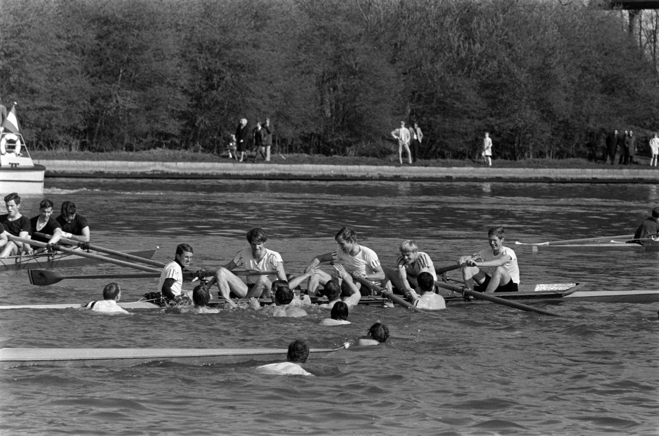 Nereus wint Varsity supporters Nereus bij de boot na de finish, Bestanddeelnr 922-3437