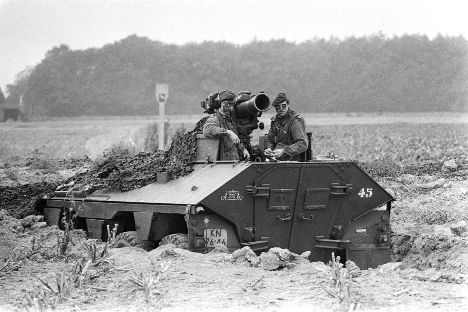 Nederlandse militairen op een tank, ingegraven tijdens een oefening, Bestanddeelnr 932-7087