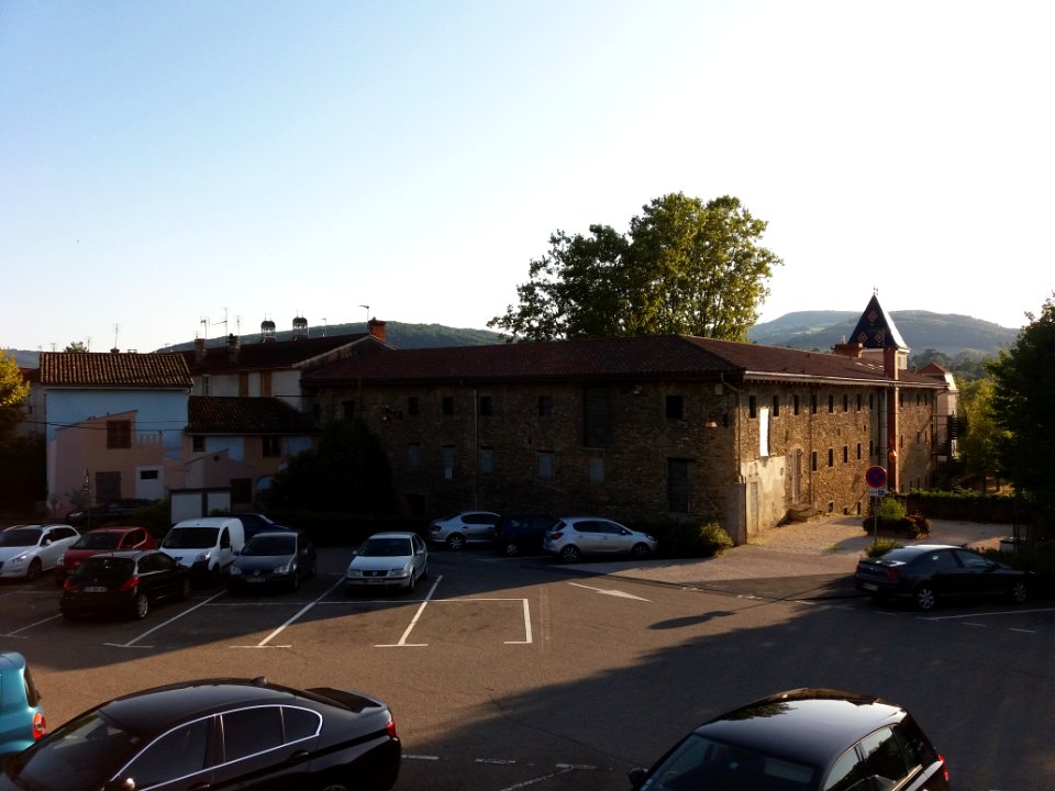 Neuville-sur-Saône - Place de la Voûte, depuis l'avenue Marie-Thérèse Prost