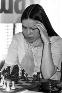 Nederlandse kampioenschappen schaken, dames (Mijdrecht) Erika Belle in aktie, k, Bestanddeelnr 932-2053