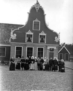 Nederlandse klederdrachten om Hare Koninklijke Hoogheid Prinses Wilhelmina, Bestanddeelnr 903-2767
