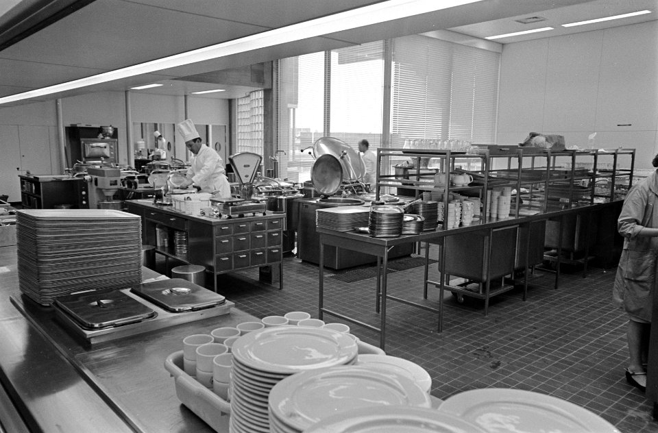 Nederlandse Bank, direkteur bank professor J. Zijlstra . Interieur Nederlandse B, Bestanddeelnr 921-3224