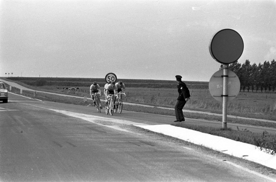 Nederlandse clubkampioenschappen wielrennen te Dronten, wielrenners rijden verke, Bestanddeelnr 926-6991