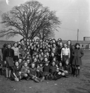 Nederlandse kinderen (bleekneusjes) en begeleiding in Coventry. Groepsportret , Bestanddeelnr 935-2751
