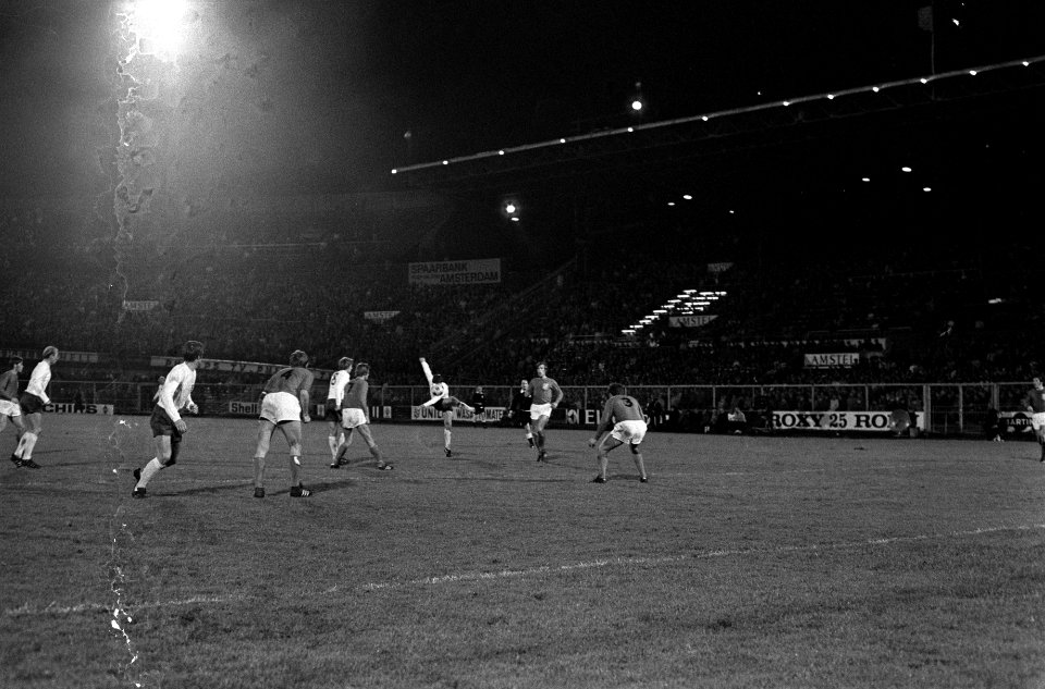Nederland tegen Engeland 0-1. Spelmoment Engelse speler schiet op doel, Bestanddeelnr 922-9418