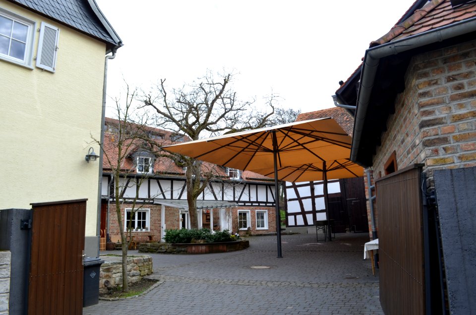Neuenhain, Borngasse 8, Hof