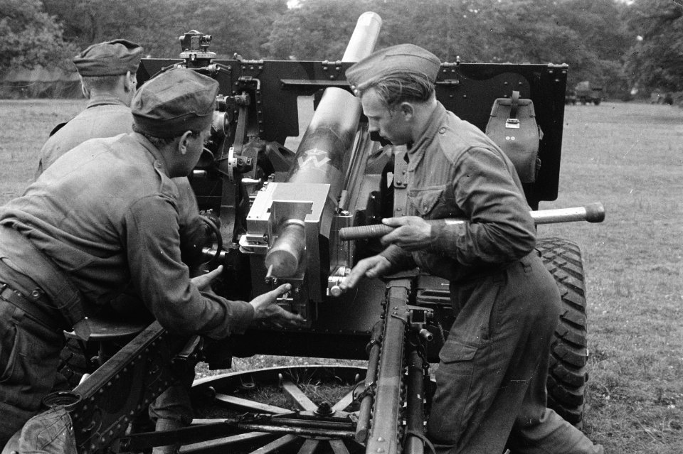 Netherlands Brigade Manoeuvres. 13. The charge is put into the 25 pdr. Oefenin…, Bestanddeelnr 934-9301