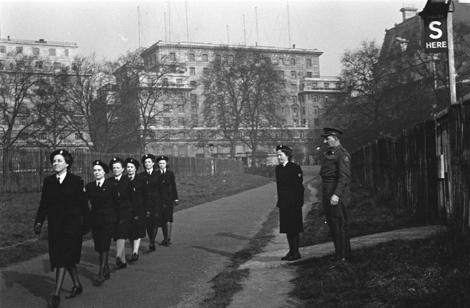 Netherland Women's Auxiliary Corps (Vrijwillig Vrouwen Hulpkorps VHK), Bestanddeelnr 935-3451