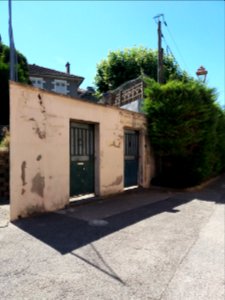 Neuville-sur-Saône - Rue Lucie Guimet - Mur avec inscription École Maternelle Le Vieux Château